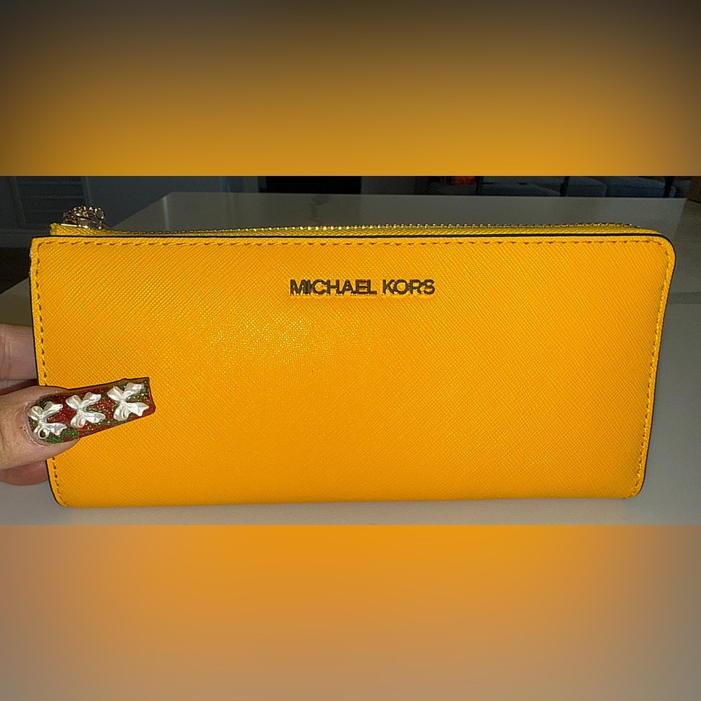 MICHAEL KORS!! LARGE SIGNATURE JET SET TANGERINE WALLET!! 
BRAND NEW WITH TAGS!